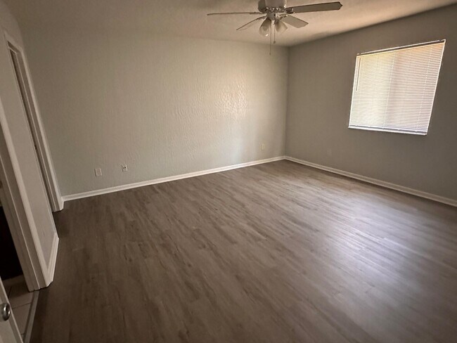Building Photo - 2100 Forest Knoll Dr NE