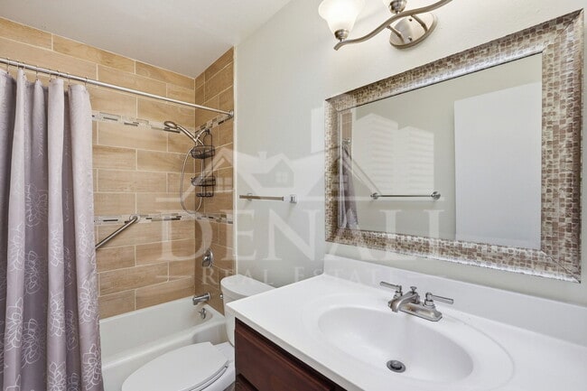 Building Photo - 10747 W Hope Dr