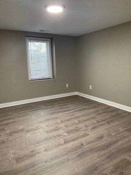 Building Photo - 819 W 43rd St