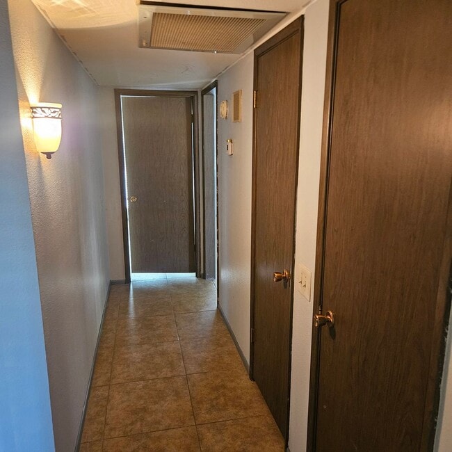 Building Photo - Spacious Home Near Shopping Center
