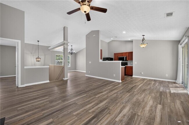 Building Photo - 437 Waterbury Way