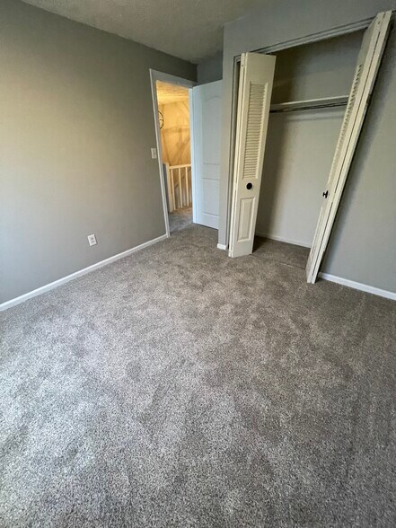Building Photo - 433 Country Club Dr