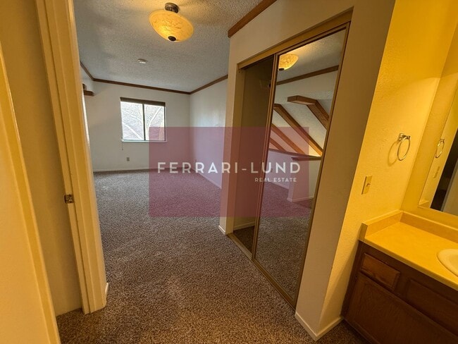 Building Photo - ?? Loft Style Townhome in Reno - Kay DeAlba Property! ??