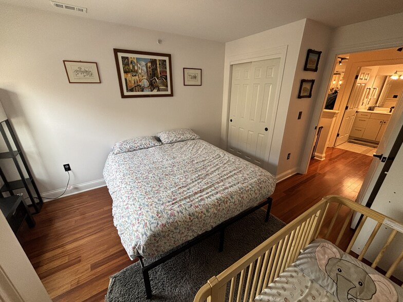 Building Photo - 1550 N Warren Ave