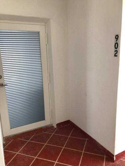 Building Photo - 1609 N Riverside Dr