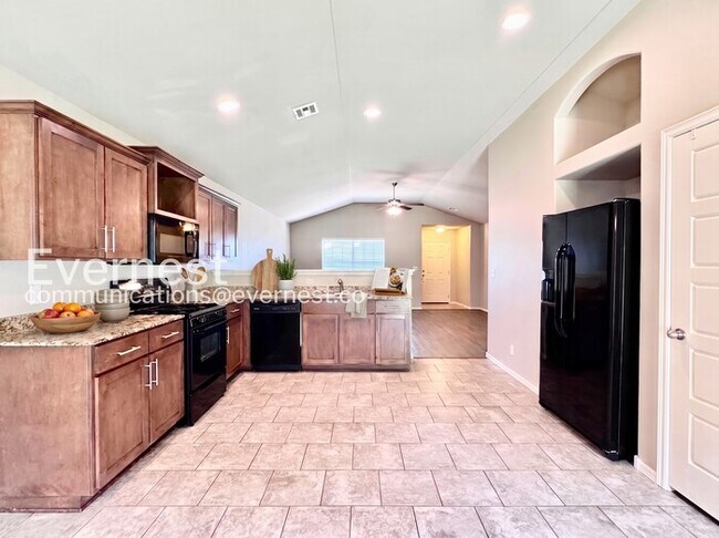 Building Photo - 3 Bed, 2 Bath Home with Garage / Pet-Friendly / Available Now!