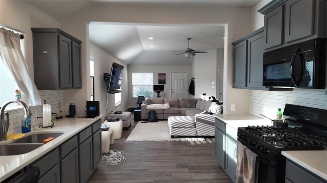 Building Photo - 5659 Sabbia Dr