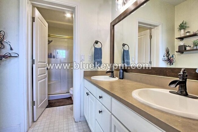 Building Photo - 2 Bed, 2.5 Baths Townhome in Beaverton Nea...