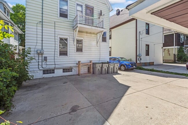 Building Photo - Frederick Upper Flat with 2 bathrooms!