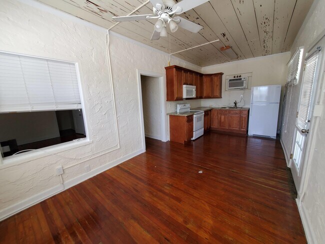 Building Photo - 301 Central Dr