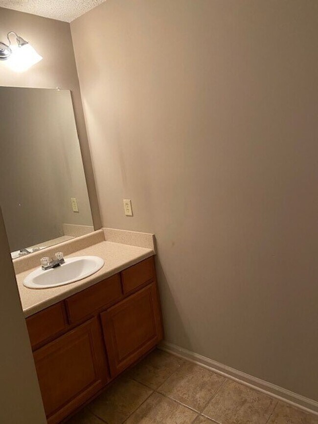 Building Photo - Cozy 2 Bed 2 Bath Condo Available NOW!