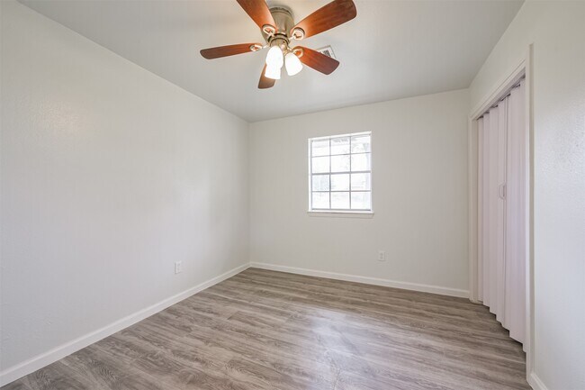 Building Photo - 2114 Shasta Dr