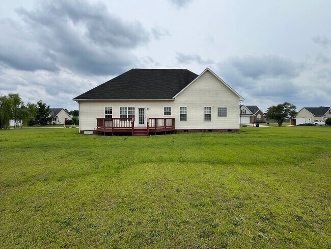 Building Photo - Very nice 4 bed/2 bath home in Raeford