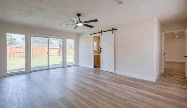 Building Photo - 5502 Hewitt Dr