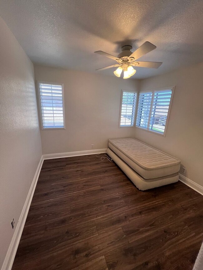 Building Photo - 4 BEDROOM TROPICAL OASIS IN W. ROSEVILLE W...
