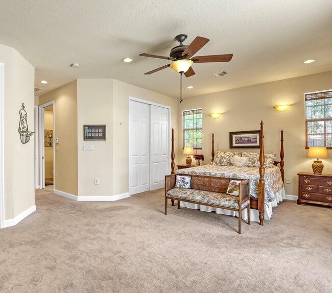 Building Photo - 2560 NE 11th St