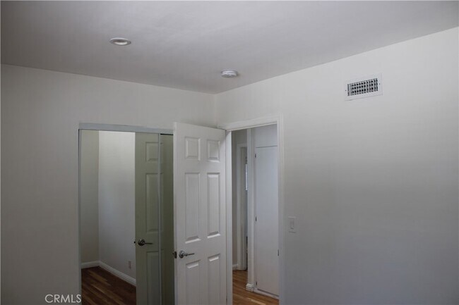 Building Photo - 5192 Robinwood Dr