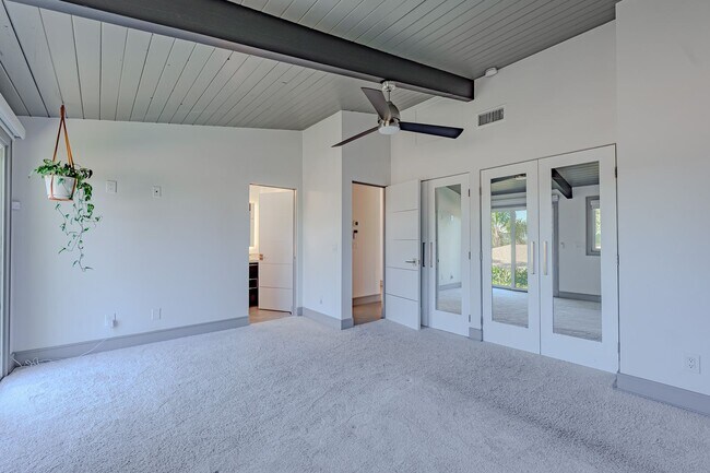 Building Photo - Luxurious Modern Living in the Heart of San Diego with Solar!