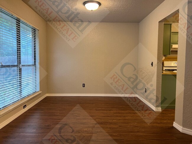 Building Photo - Charming 3 Bedroom