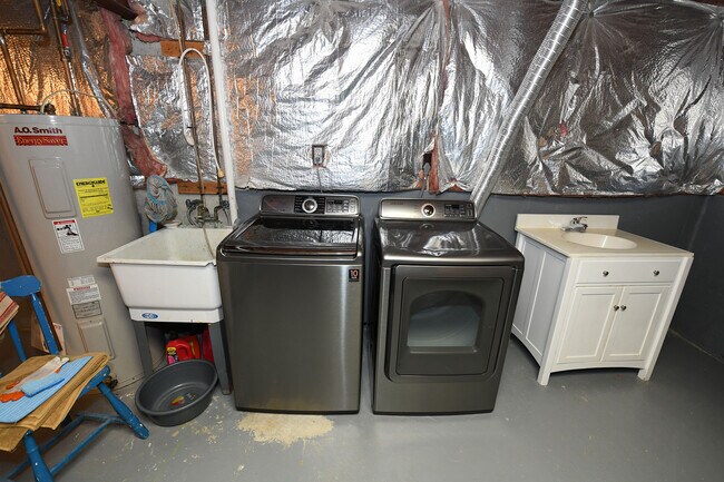 Building Photo - Gorgeous 4 BR 2+2 Baths Colonial - Finished Walk-Out Basement and Car Garage