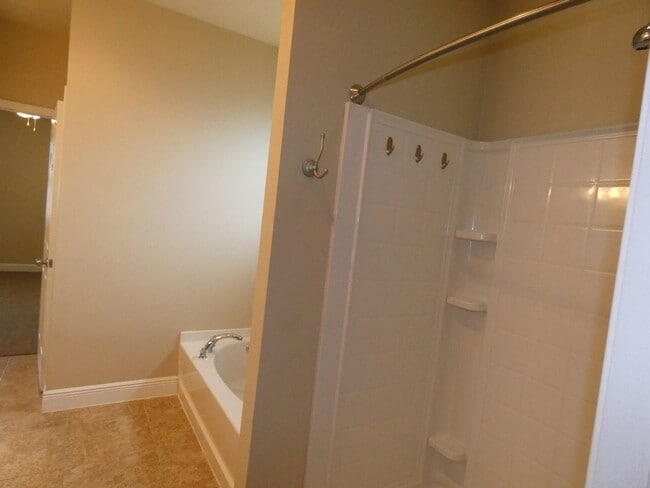 Building Photo - Spacious 5-Bedroom Home