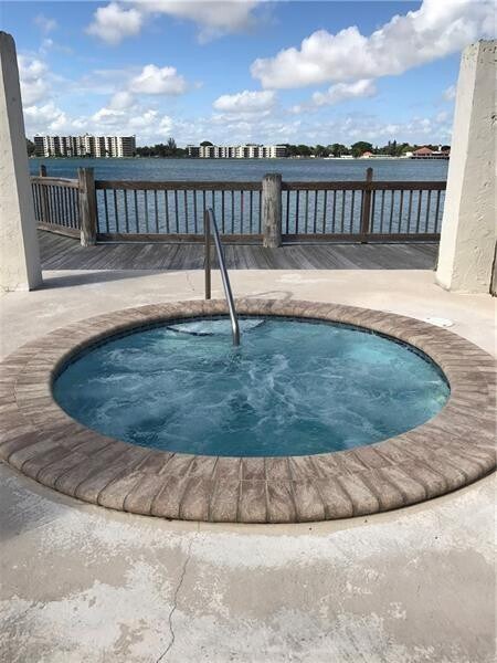 Building Photo - 111 Lake Emerald Dr