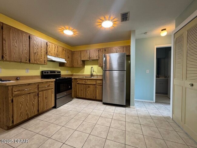 Building Photo - 1561 Sunset Ln