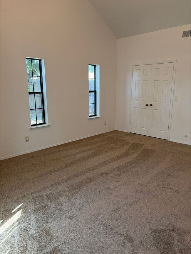 Building Photo - Exceptional 3 bedroom plus Loft or 4th bedroom