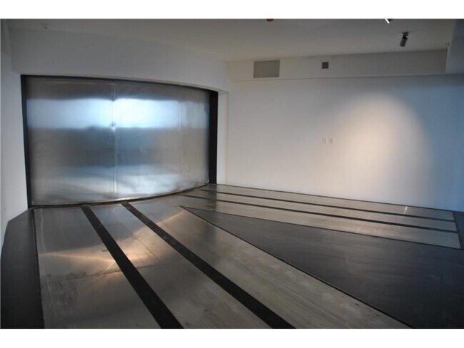 Building Photo - 18555 Collins Ave