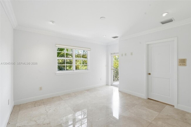 Building Photo - 592 Fernwood Rd