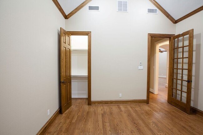 Building Photo - 8100 Rosemont Dr