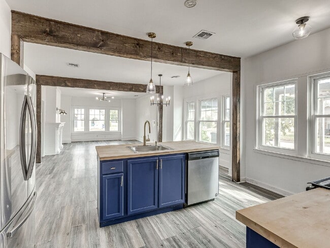 Building Photo - Beautifully Updated Bungalow!