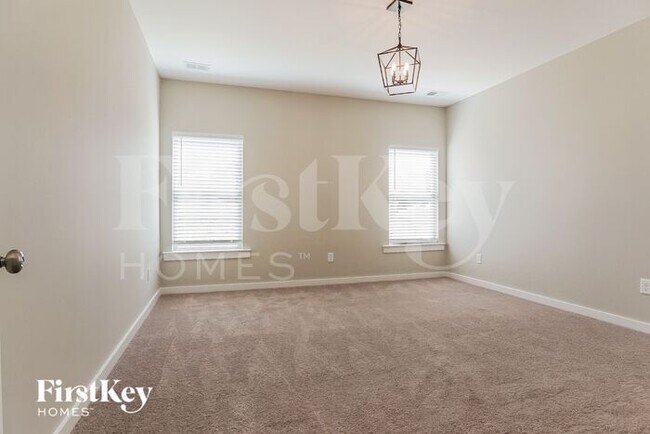 Building Photo - 350 S Pine Dr