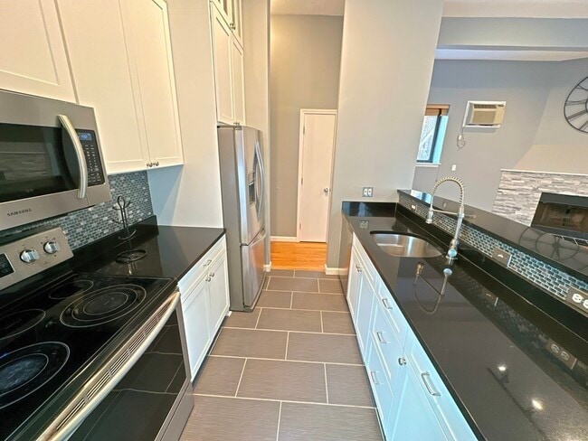 Building Photo - 11 Appleton St