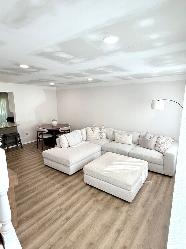 Building Photo - 2 BR 1 BA Galloway Townhome