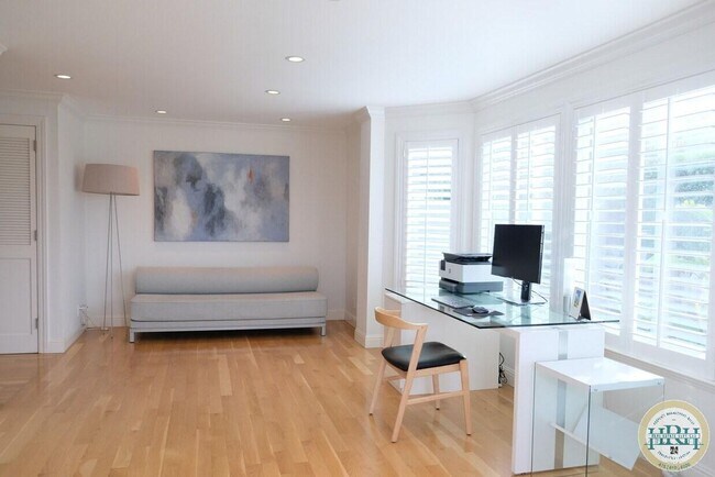 Building Photo - Spacious 2-Bedroom Condo with Private Roof...