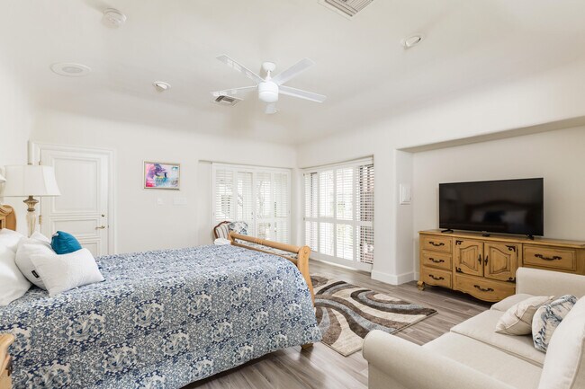Building Photo - 7421 N Las Brisas Ln