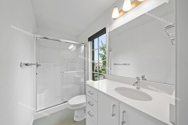 Building Photo - Modern Three-Story Townhouse in Hosford-Abernethy - W/S/G Included & Pet Friendly!