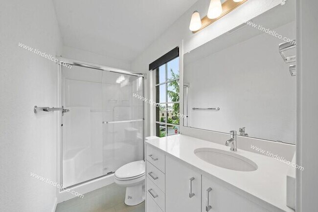 Building Photo - Sleek 3-Level Townhome in Hosford-Abernethy – Pet Friendly with W/S/G Included! Available Now!