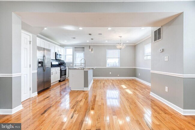 Building Photo - Welcome to this beautifully renovated 4bd 2bth end-of-group townhome in Baltimore!