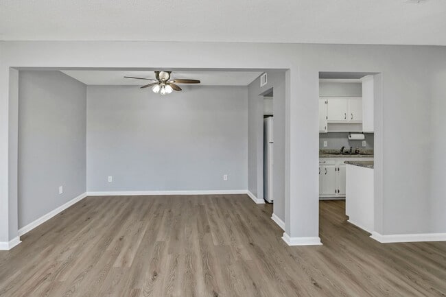 Building Photo - Walkable Downtown Lexington Living in Shadow Moss | Ground-Floor 2BR Retreat - Water sewer & tras...