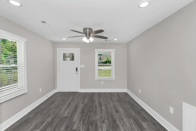 Building Photo - 908 Fairway Dr NW