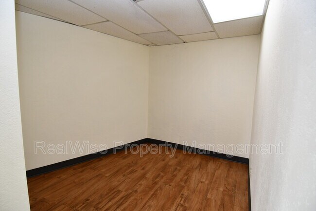 Building Photo - 131 SE Main St