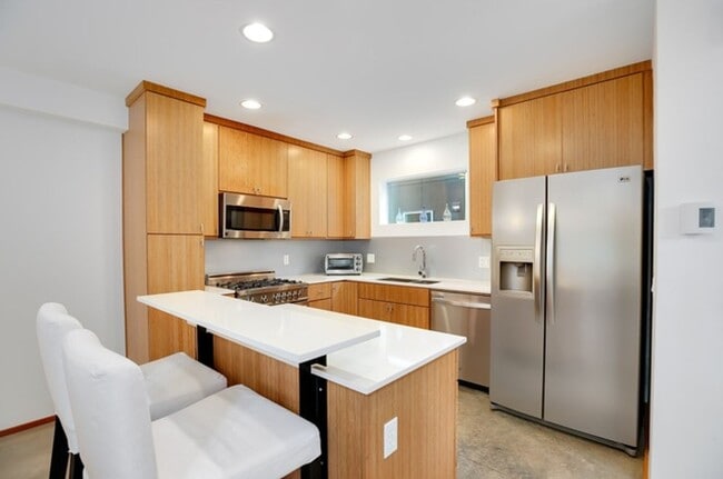 Building Photo - Stunning Modern 3 Bed / 2.5 Bath Townhome in Beautiful Maple Leaf Neighborhood