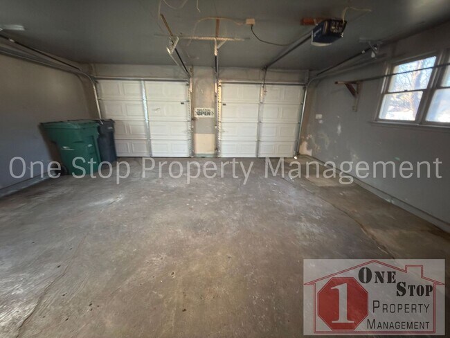 Building Photo - Amazing 3 Bedroom, 1.5 Bathroom in Raytown!