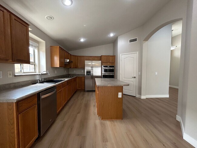 Building Photo - 434 E Chicory Pl