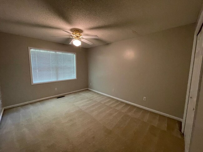 Building Photo - Foxhill Commons - 12 Month Minimal Lease!