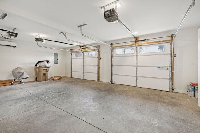 Building Photo - Furnished short term rental home with all utilities included