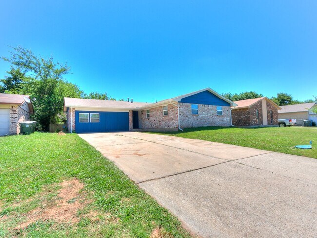 Building Photo - 4 Bedroom/2 Bath home with fenced yard.