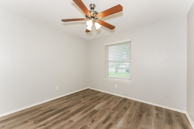 Building Photo - 3 BR/2BA | Updated Single Family Home | 1-Car Garage Parking | Great backyard!